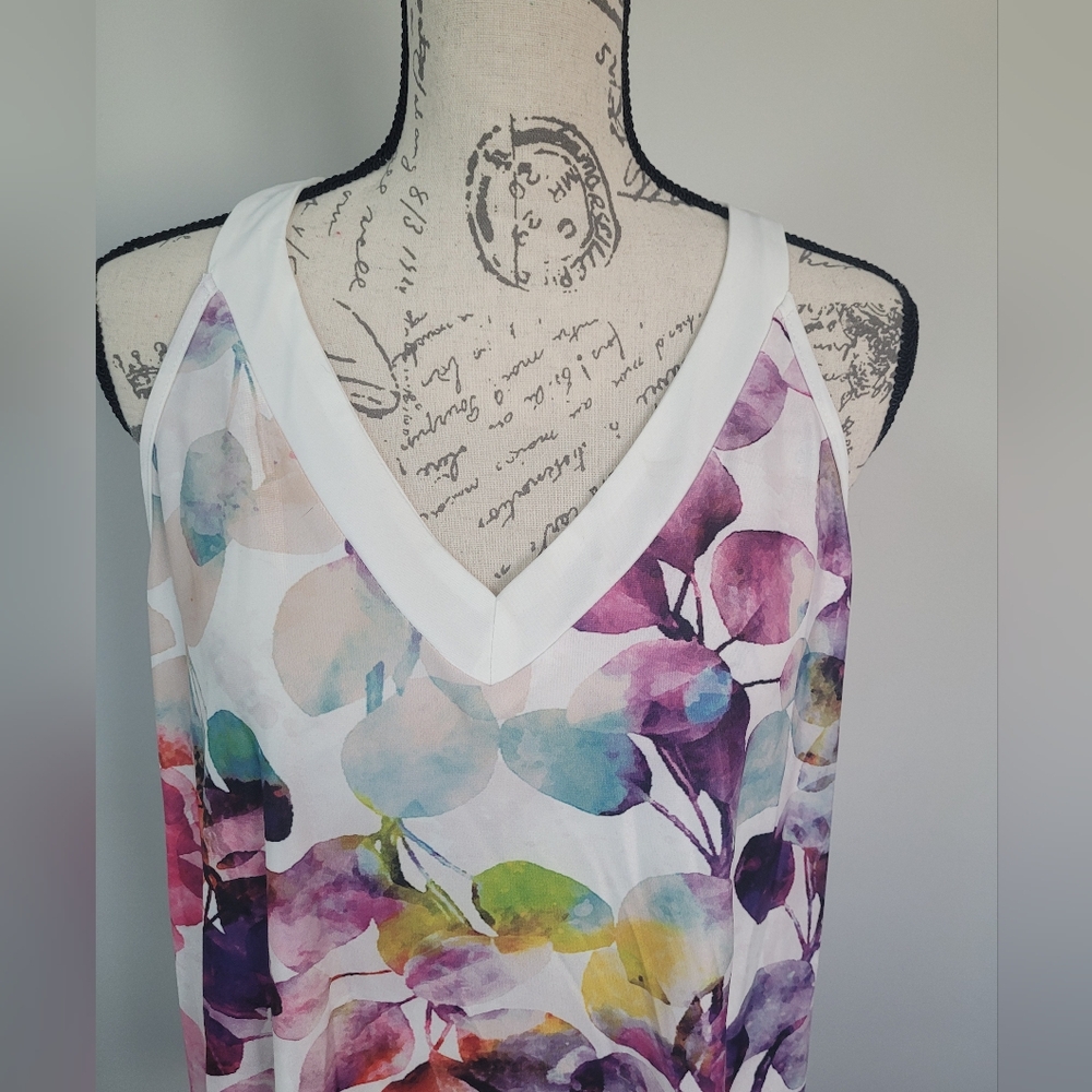 Lily tank vee-neck in floral pattern in XL - Picture 2 of 8